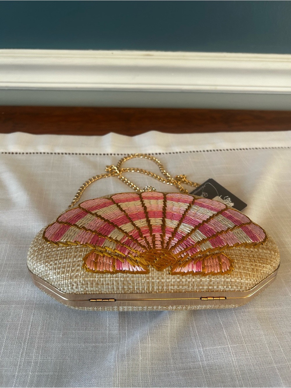 NWT pink embroidered seashell straw clutch by Haute Hippie w/a gold chain - Picture 5 of 6
